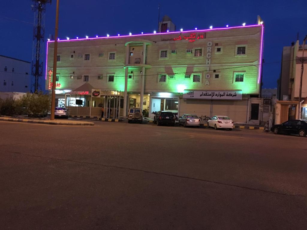 ein Gebäude mit Lichtern an der Straßenseite in der Unterkunft اوركيدا طريف Orchida Turaif 2 2 in Turaif