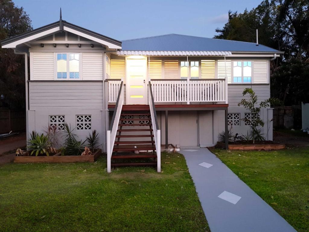 una casa con una escalera al frente en Beautiful Queenslander, en Townsville