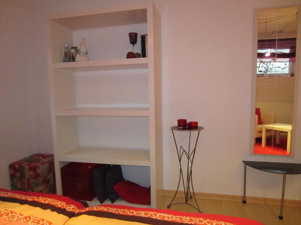ロイトキルヒ・イム・アルゴイにあるChristine Oparaugo - Privatzimmer mit Badのベッド付きの部屋の本棚