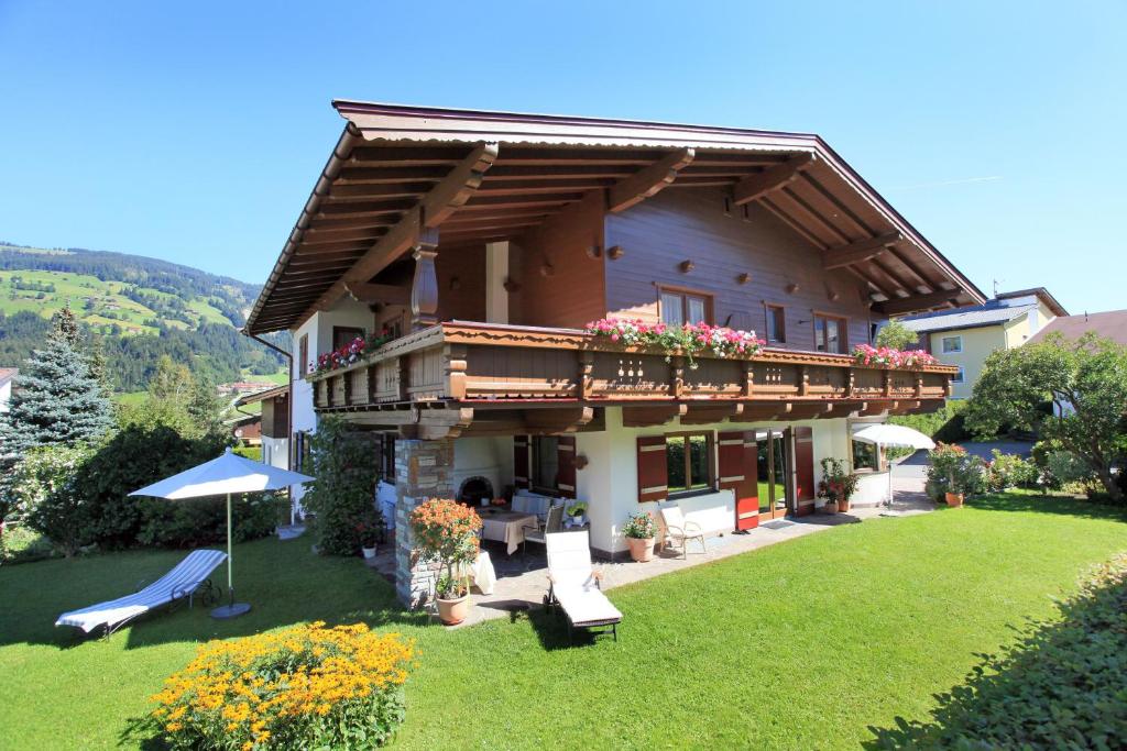 Casa con balcón y césped en Landhaus Bachler, en Brixen im Thale