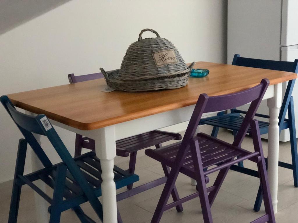 - une table avec des chaises et un panier dans l'établissement La casa al mare di Ale e Dade, à Alba Adriatica