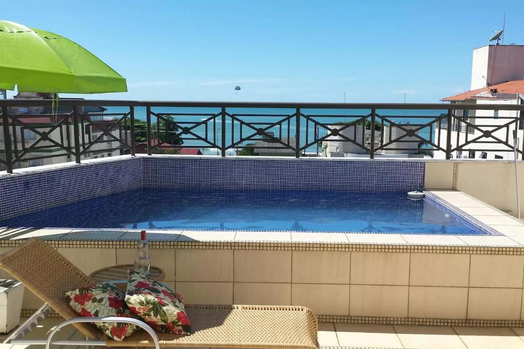 - Piscina con silla y sombrilla en Mallorca Penthouse - cobertura com piscina privativa e vista pro mar, en Bombinhas