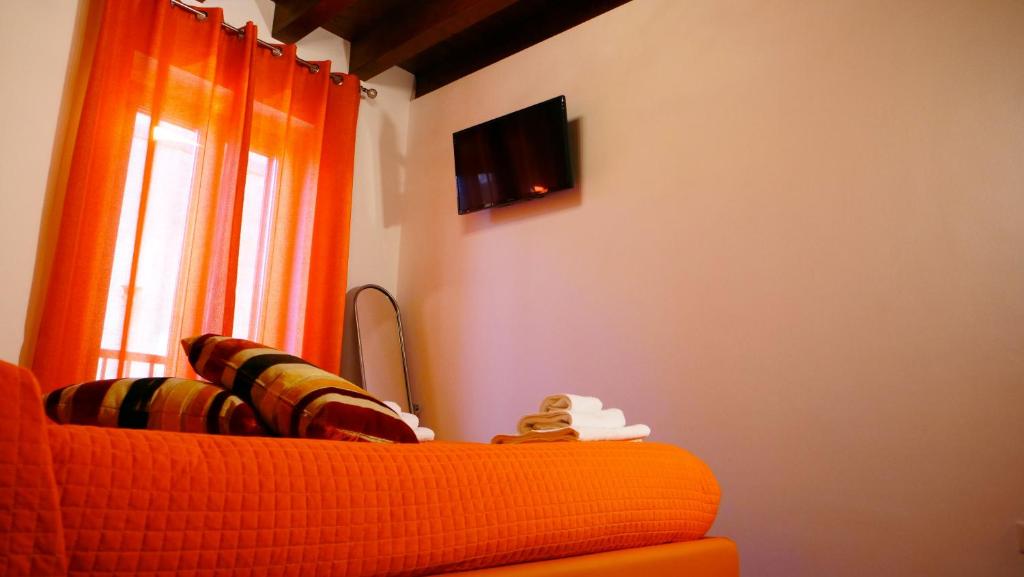 Televízia a/alebo spoločenská miestnosť v ubytovaní Antico Borgo San Francesco