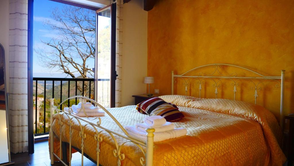 LongiにあるAntico Borgo San Francescoのベッドルーム1室(ベッド1台、大きな窓付)