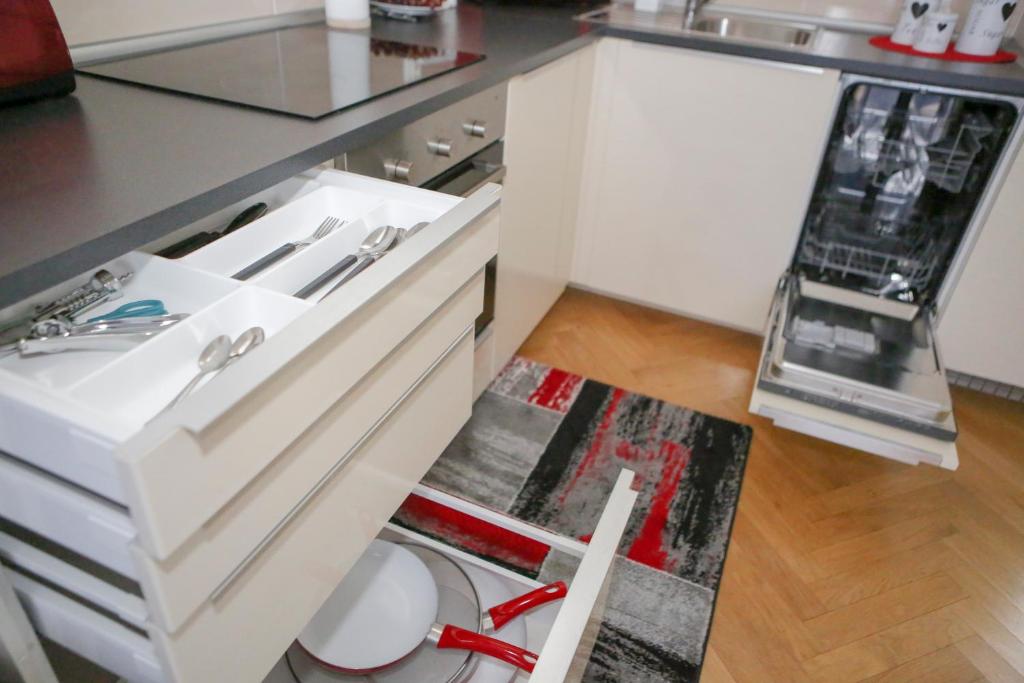 Kuchnia lub aneks kuchenny w obiekcie Stylish apartment a few steps from metro
