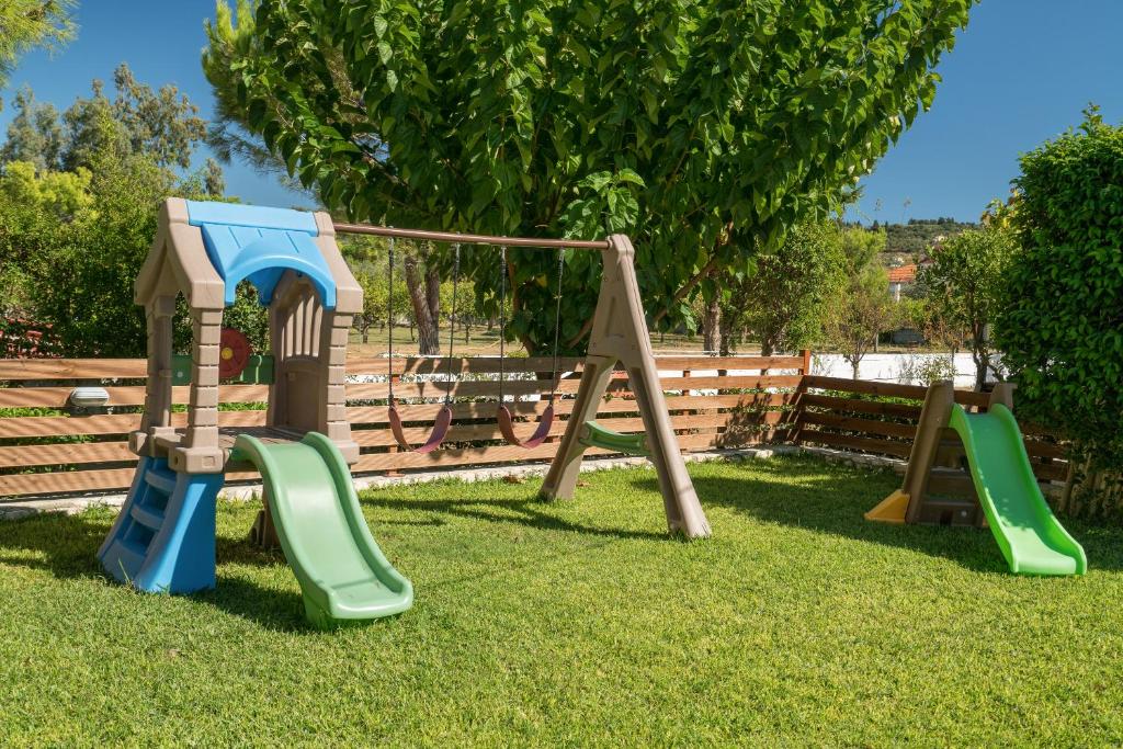 Herní místnost nebo prostor pro děti v ubytování Mavrias Village