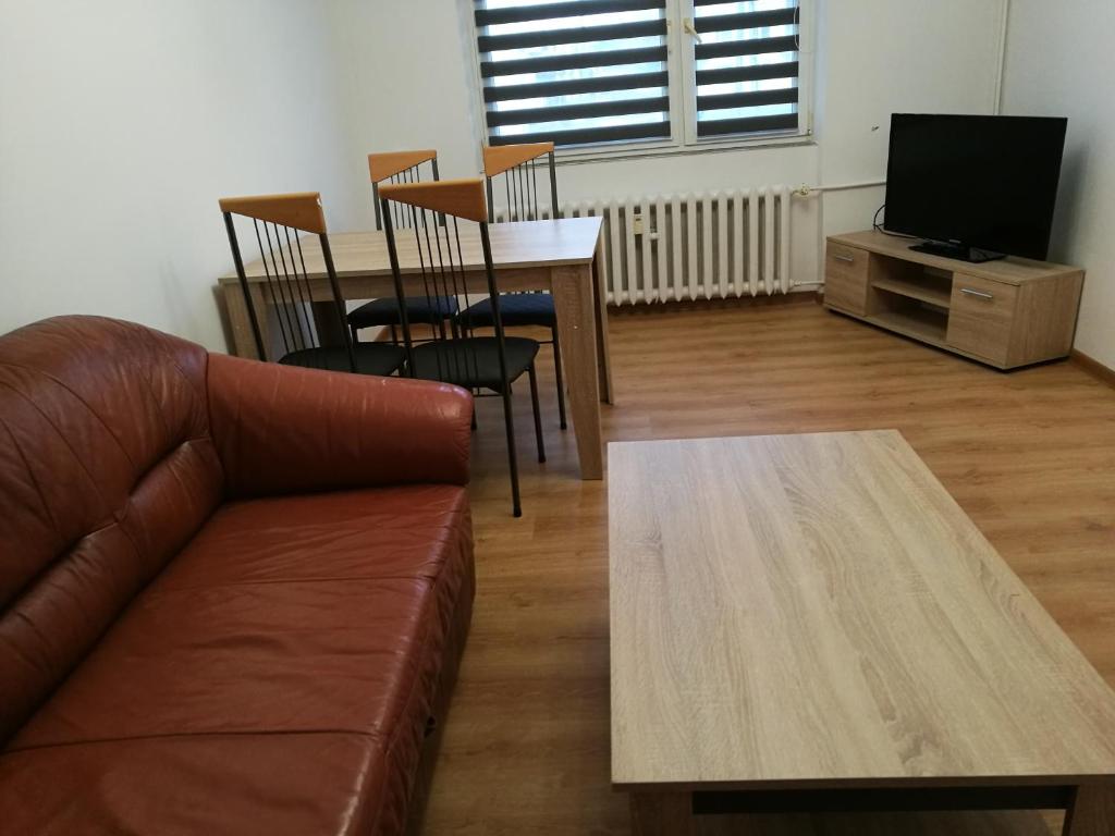 Televízia a/alebo spoločenská miestnosť v ubytovaní Mikołajki Apartamenty Rynek