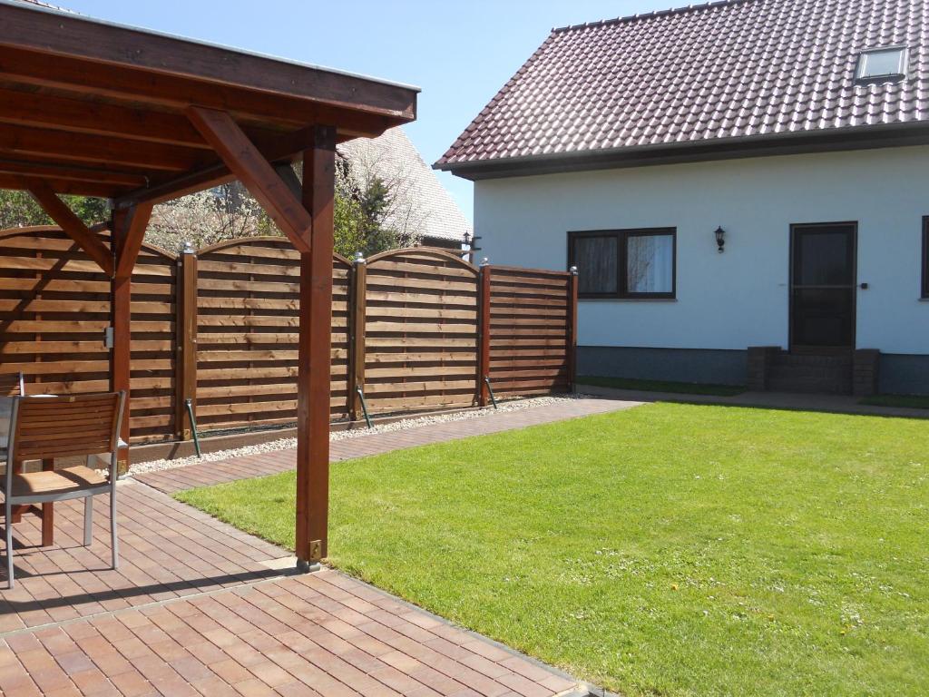una valla de madera en un patio junto a una casa en Ferienhaus Vorwachs 4 EG en Schwielochsee