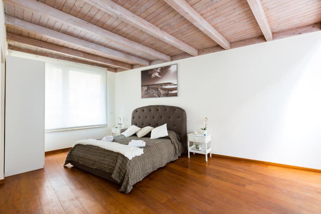 ローマにあるThe Royal Storyの木製の天井が特徴のベッドルーム1室(ベッド1台付)