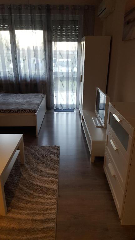 Kuchyňa alebo kuchynka v ubytovaní Liget Apartment, Terrace, Free Parking, AC