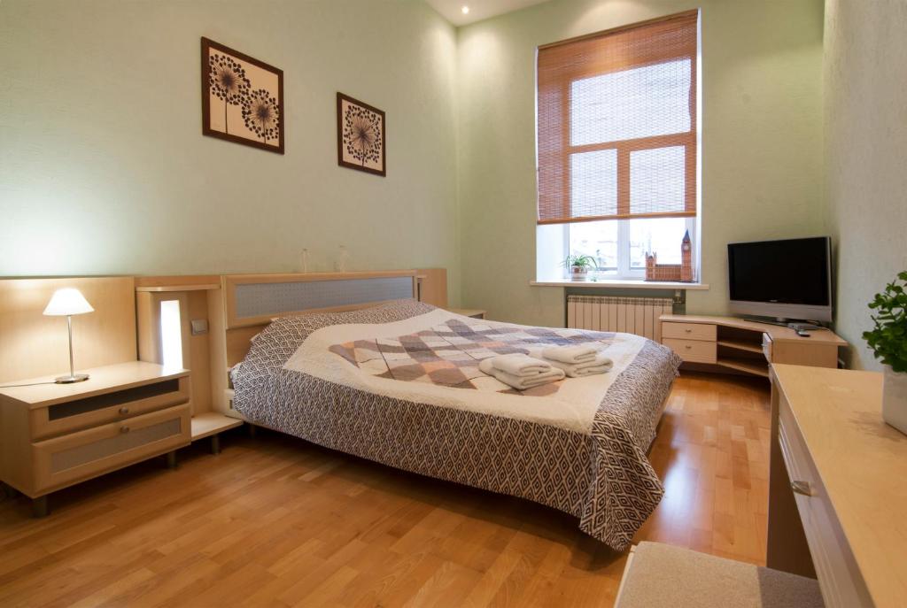 Un pat sau paturi într-o cameră la Home-Hotel Apartments-Mykhailivska
