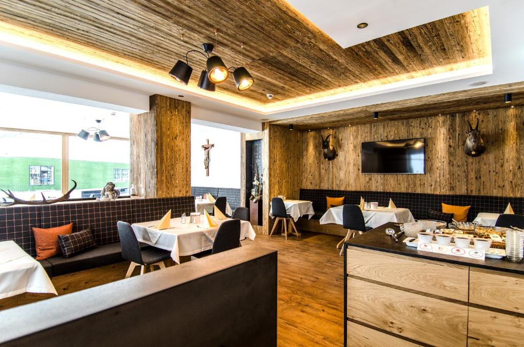 Televízia a/alebo spoločenská miestnosť v ubytovaní Hotel Garni Persutt