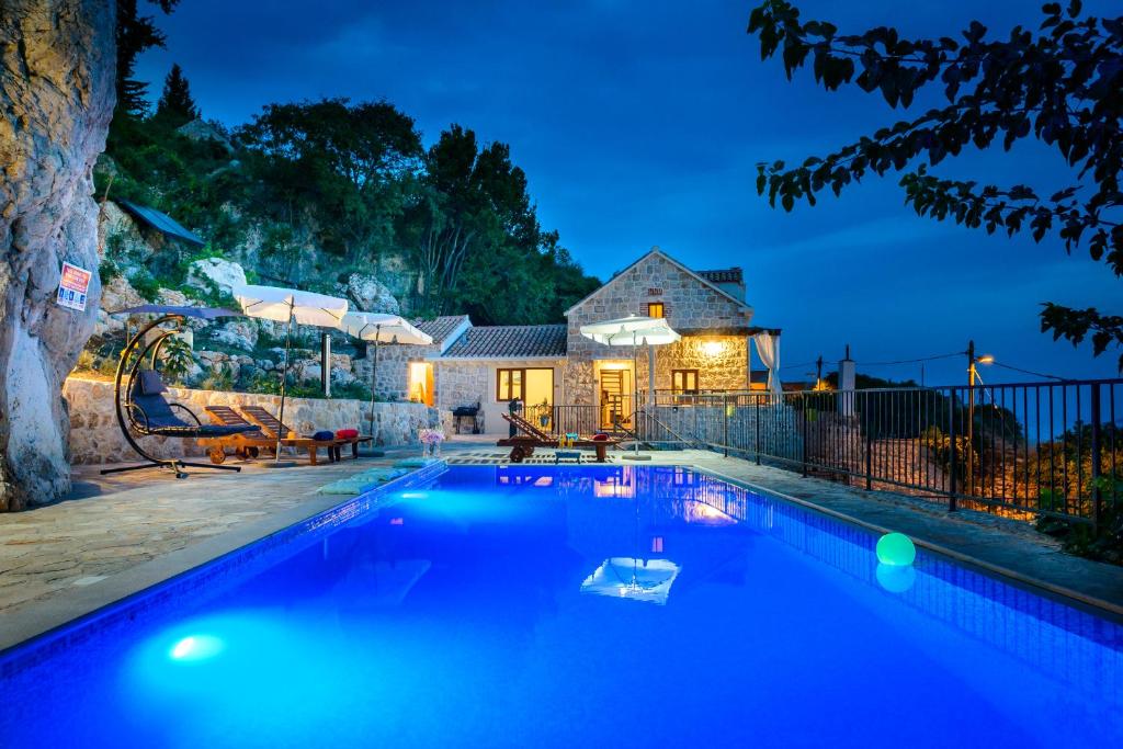 Bazén v ubytování Villa Stone-Exceptional private Estate nebo v jeho okolí