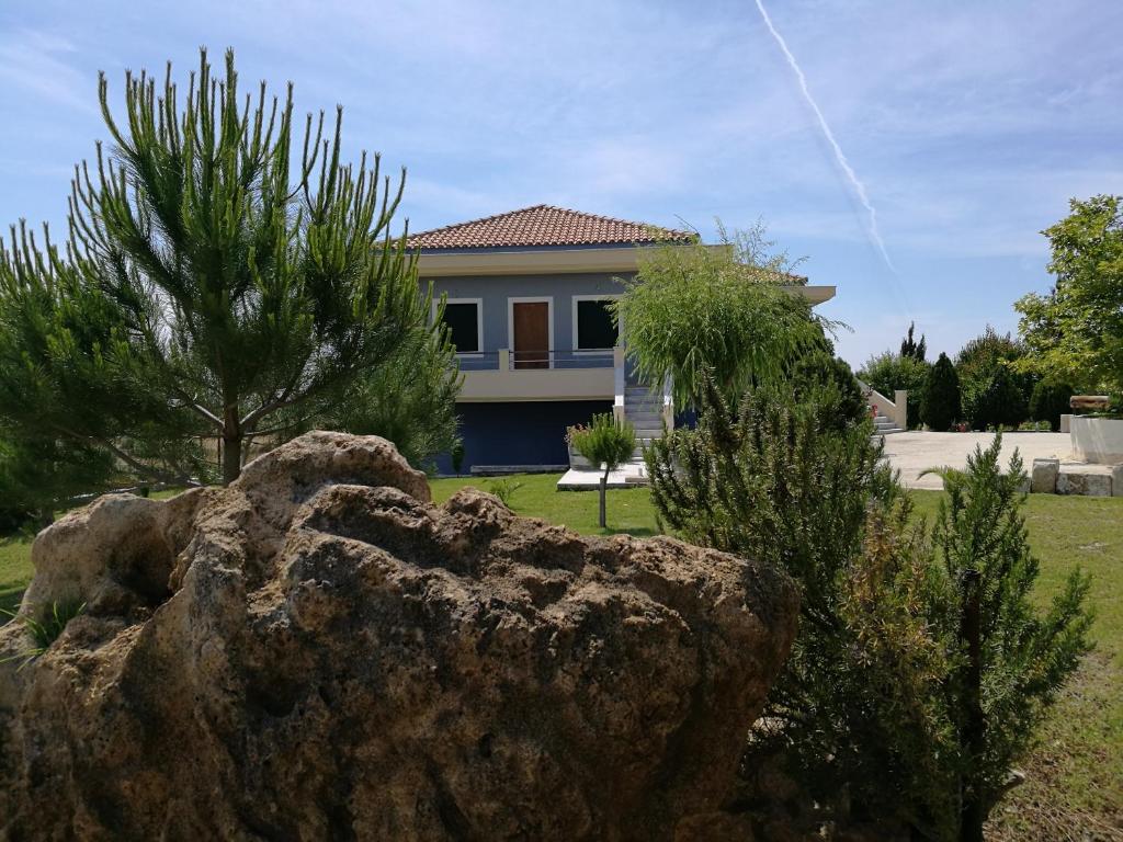 Ogród w obiekcie Alekos Beach Houses-Angelo