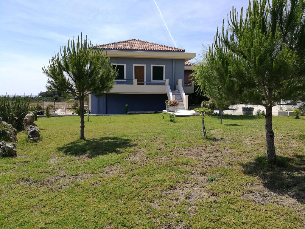 dom z dwoma drzewami w ogrodzie w obiekcie Alekos Beach Houses-Angelo w Lixoúrion
