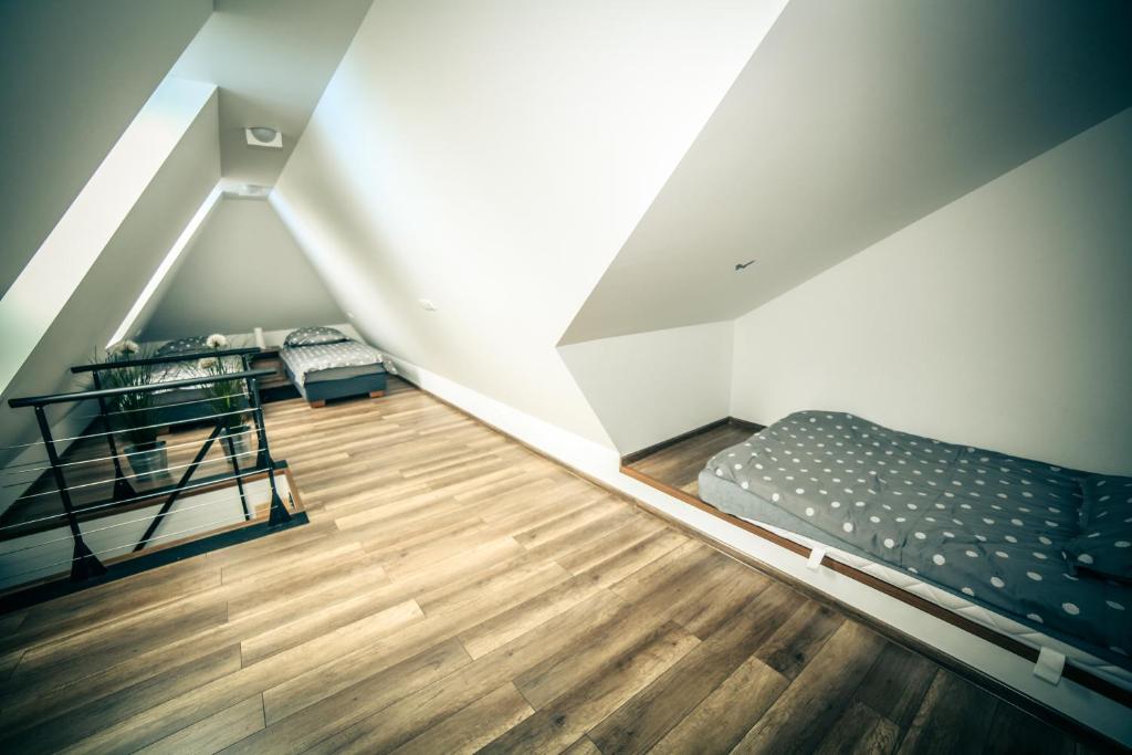 Postel nebo postele na pokoji v ubytování Dmuchawiec Łukęcin