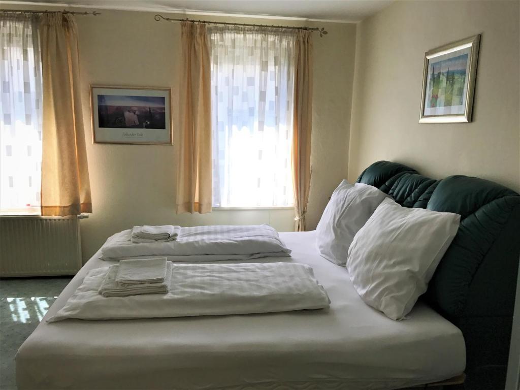 Postel nebo postele na pokoji v ubytování Hotel Zur Sonne