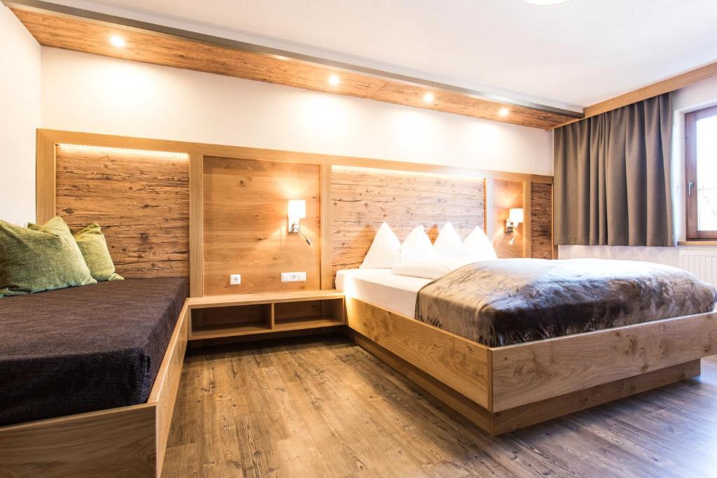 Posteľ alebo postele v izbe v ubytovaní NATURLODGE LADIS ehemals Alpenlodge Alexander inklusive Sommer Bergbahnticket
