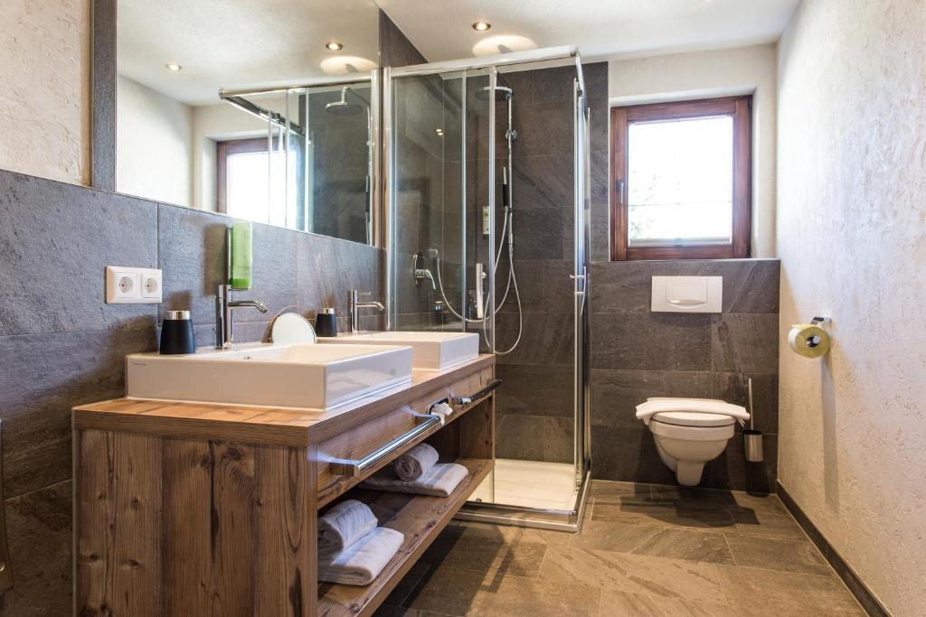 Kúpeľňa v ubytovaní NATURLODGE LADIS ehemals Alpenlodge Alexander inklusive Sommer Bergbahnticket