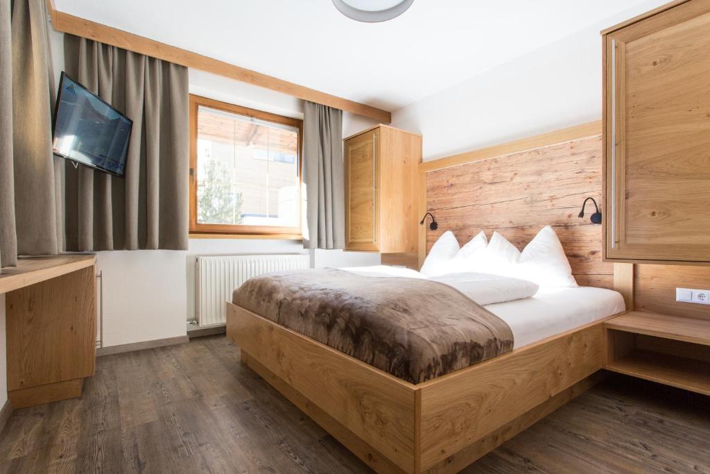 Posteľ alebo postele v izbe v ubytovaní NATURLODGE LADIS ehemals Alpenlodge Alexander inklusive Sommer Bergbahnticket
