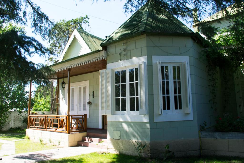 una pequeña casa con porche y puerta en Divina Casona Posada Boutique en San Rafael