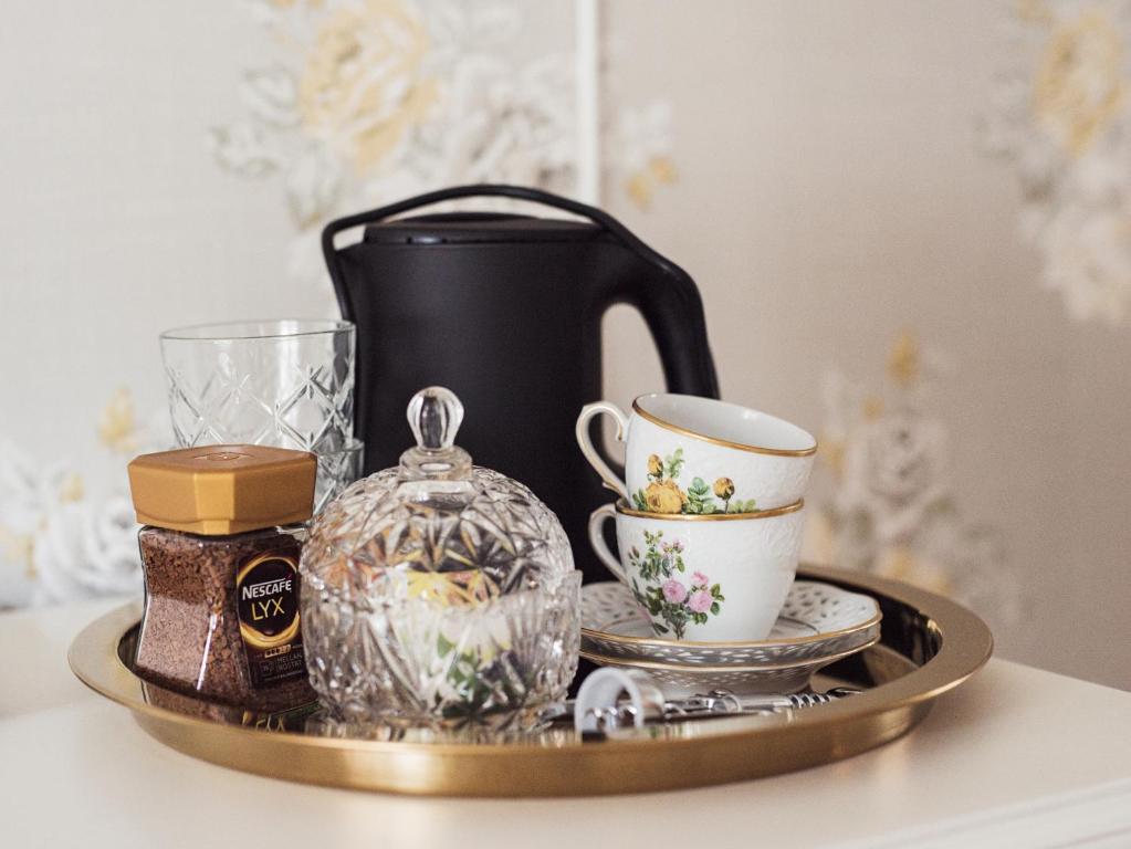 Příslušenství pro přípravu čaje a kávy v ubytování Hilma Winblads Bed & Breakfast