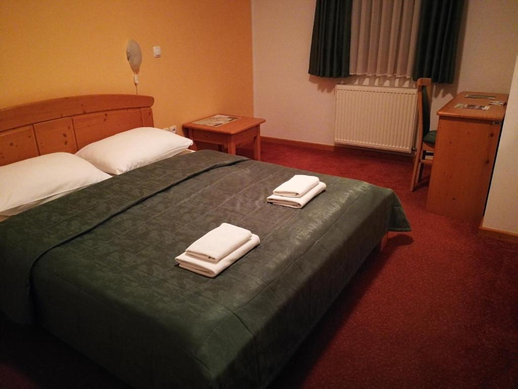 Postel nebo postele na pokoji v ubytování Hotel Rakov Skocjan