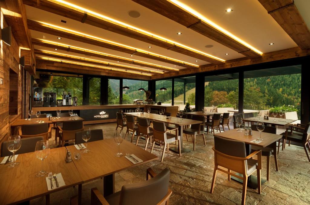 Ein Restaurant oder anderes Speiselokal in der Unterkunft Hotel Olympie 
