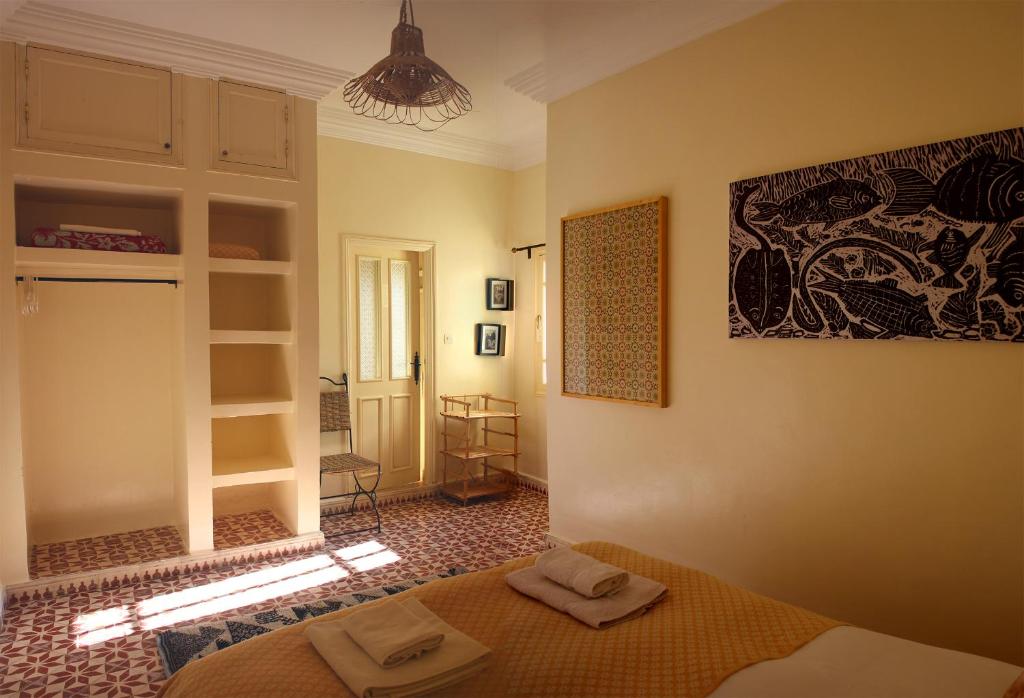 Una cama o camas en una habitación de Tifawin Home And Garden