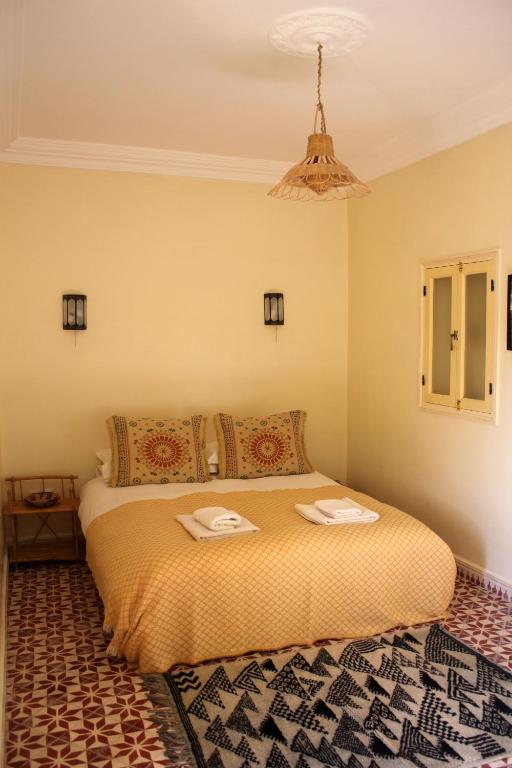 Una cama o camas en una habitación de Tifawin Home And Garden