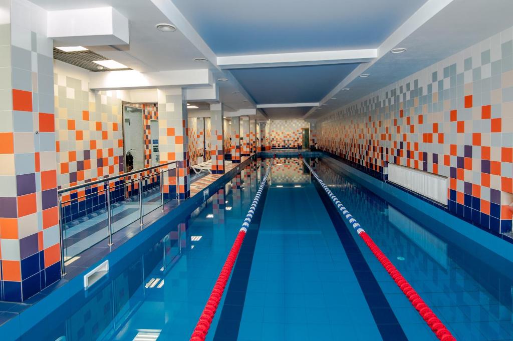 בריכת השחייה שנמצאת ב-Valencia Fit&Sport או באזור