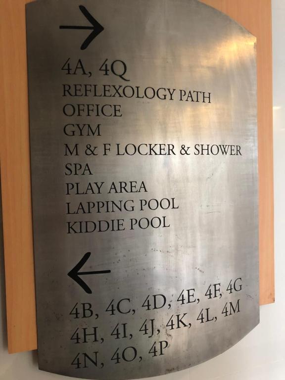 una placa metálica con números en ella en 4Q tower D Manhanttan Heights Cubao QC en Manila