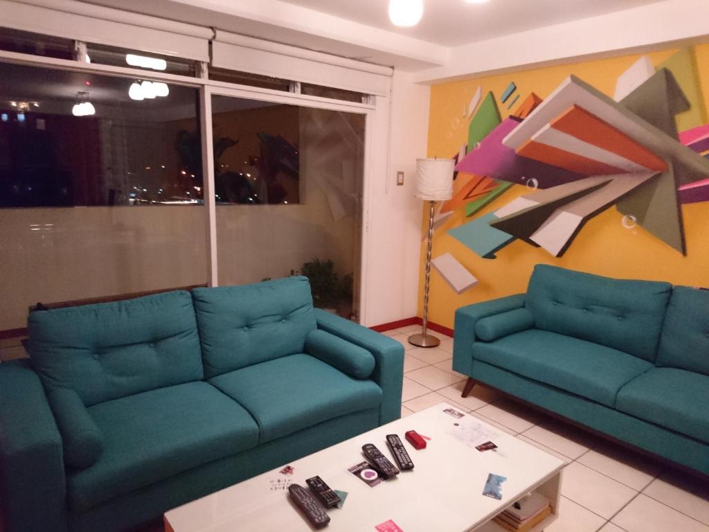 Sala de estar con 2 sofás y mesa en Naths Apartment, en Guatemala