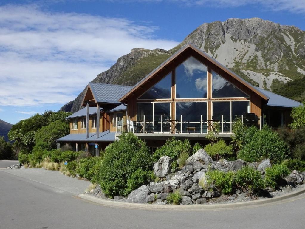 ein Haus vor einem Berg in der Unterkunft Aoraki Mount Cook Alpine Lodge in Mount Cook Village