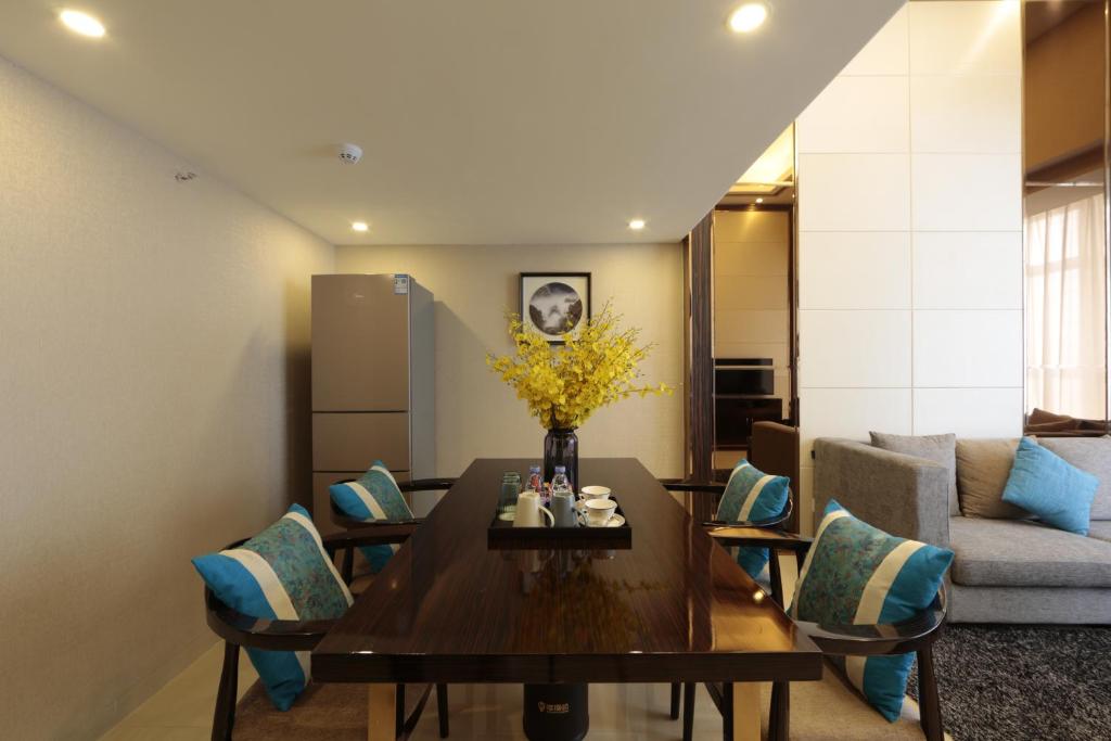 a dining room with a table and chairs at WAIFIDEN Duplex Hotel Apartment Zhongyong Jinyu Branch-Free shuttle bus during the Canton Fair in Guangzhou
