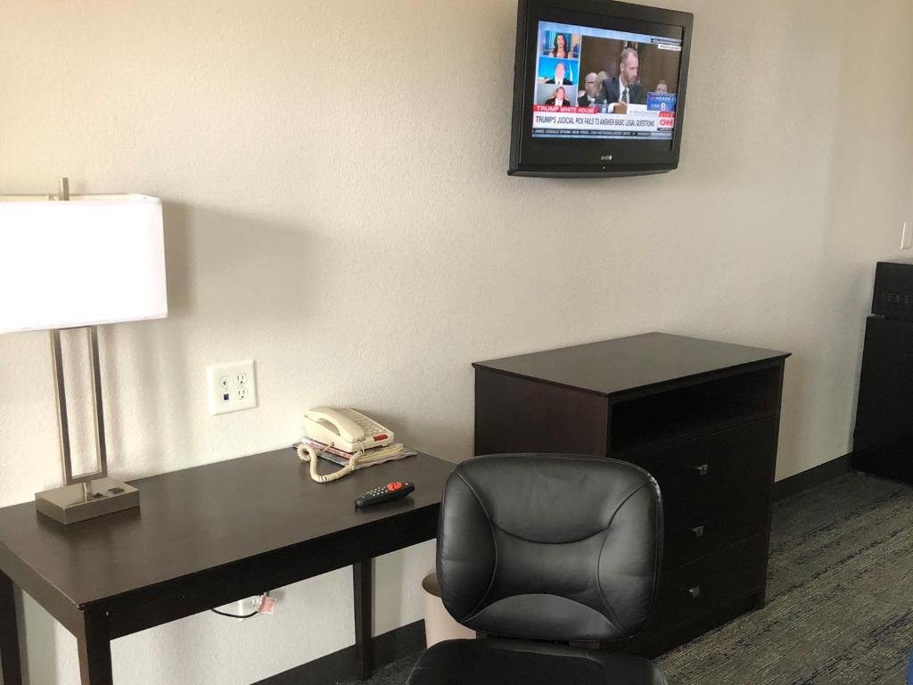 TV a/nebo společenská místnost v ubytování Executive Inn and Suites Joaquin