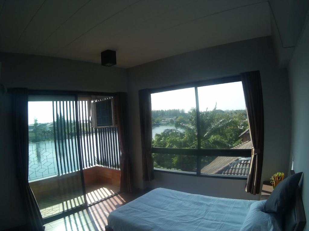Postel nebo postele na pokoji v ubytování Na Siri Lake View