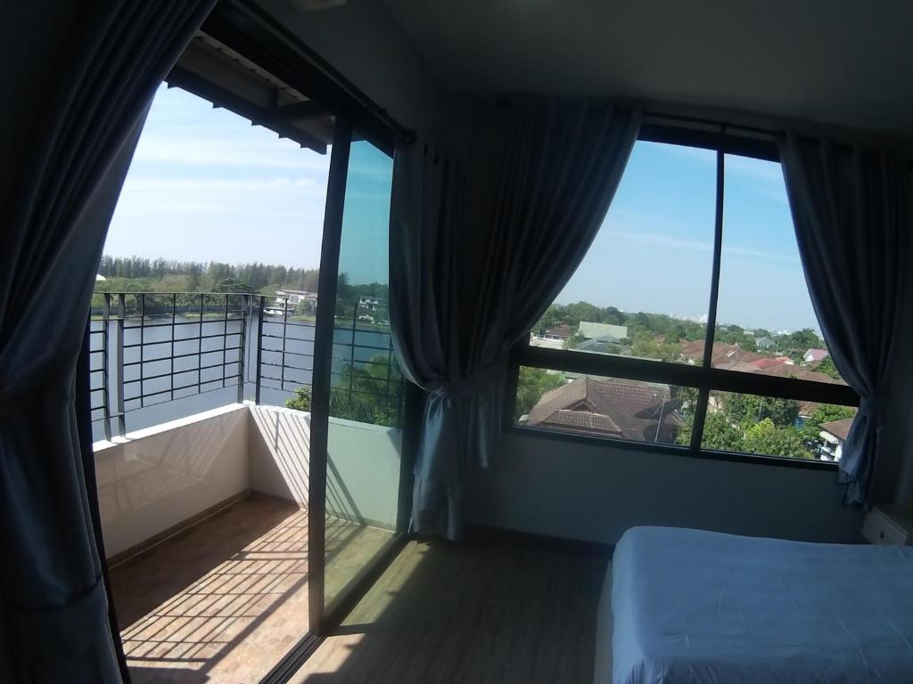 Postel nebo postele na pokoji v ubytování Na Siri Lake View