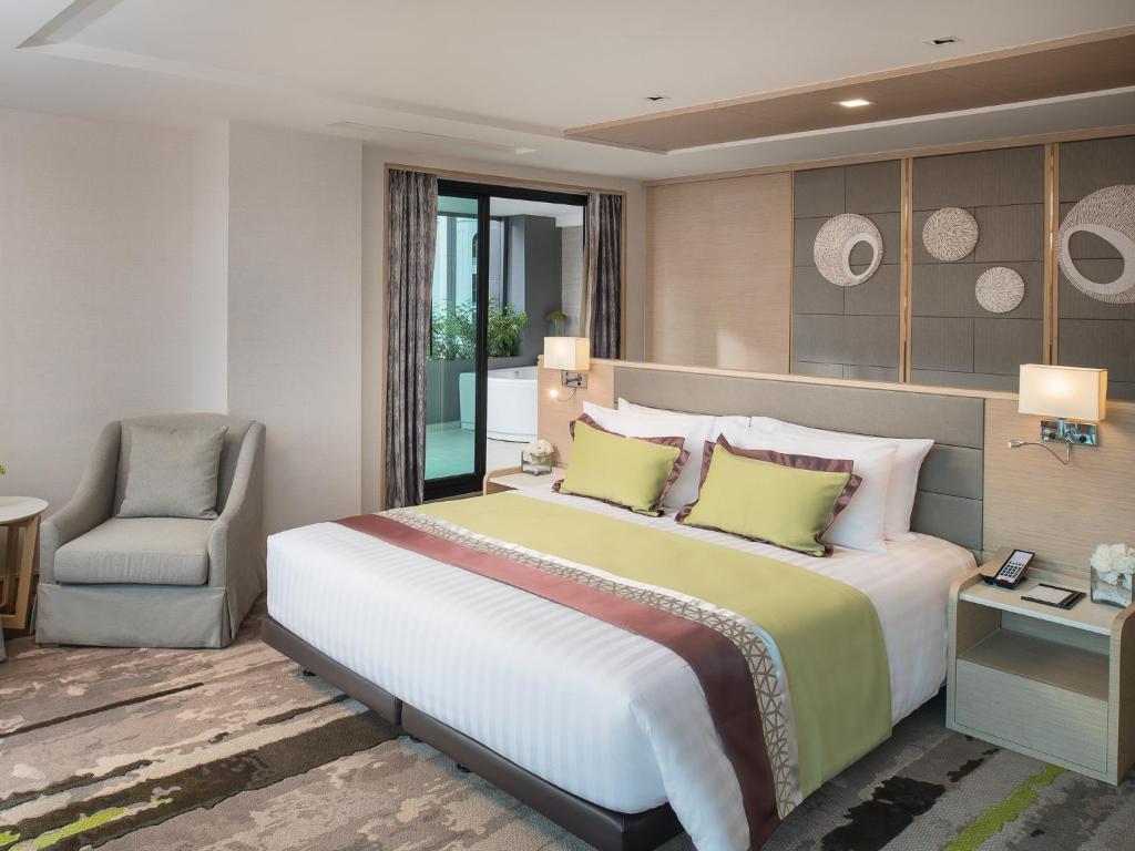 
Jacuzzi Suite with Balcony (High Floors)
