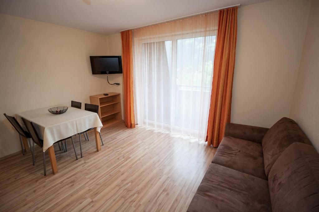 TV a/nebo společenská místnost v ubytování Apparthaus & Chalets Hofer