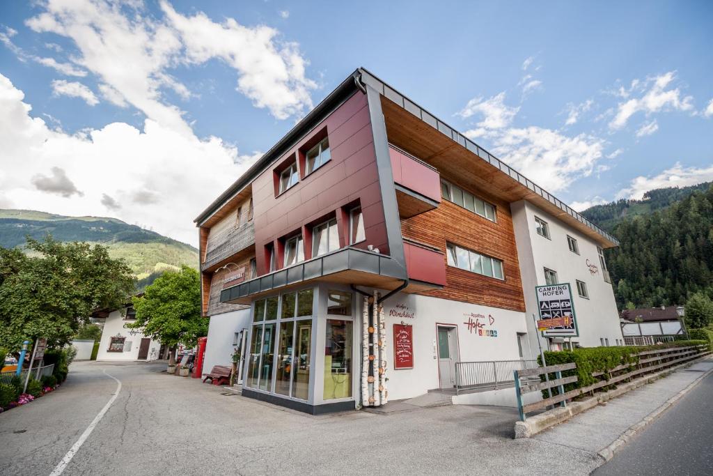 ein Gebäude an der Straßenseite in der Unterkunft Apparthaus & Chalets Hofer in Zell am Ziller