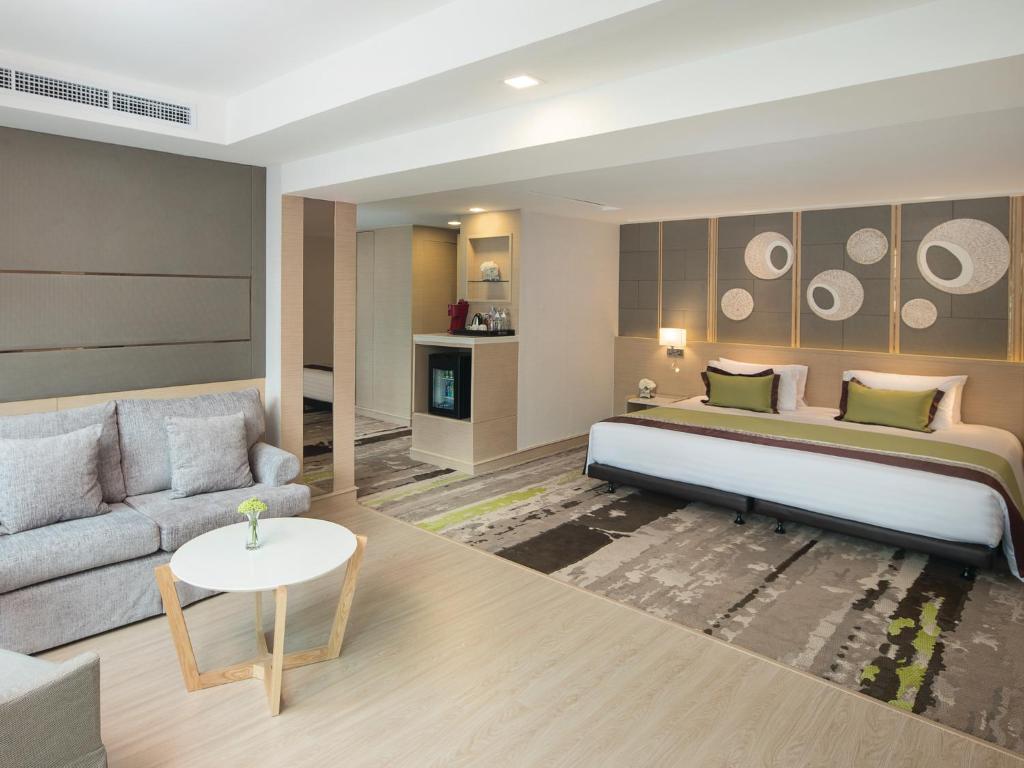 
Grand Jacuzzi Suite with Balcony (High Floors)
