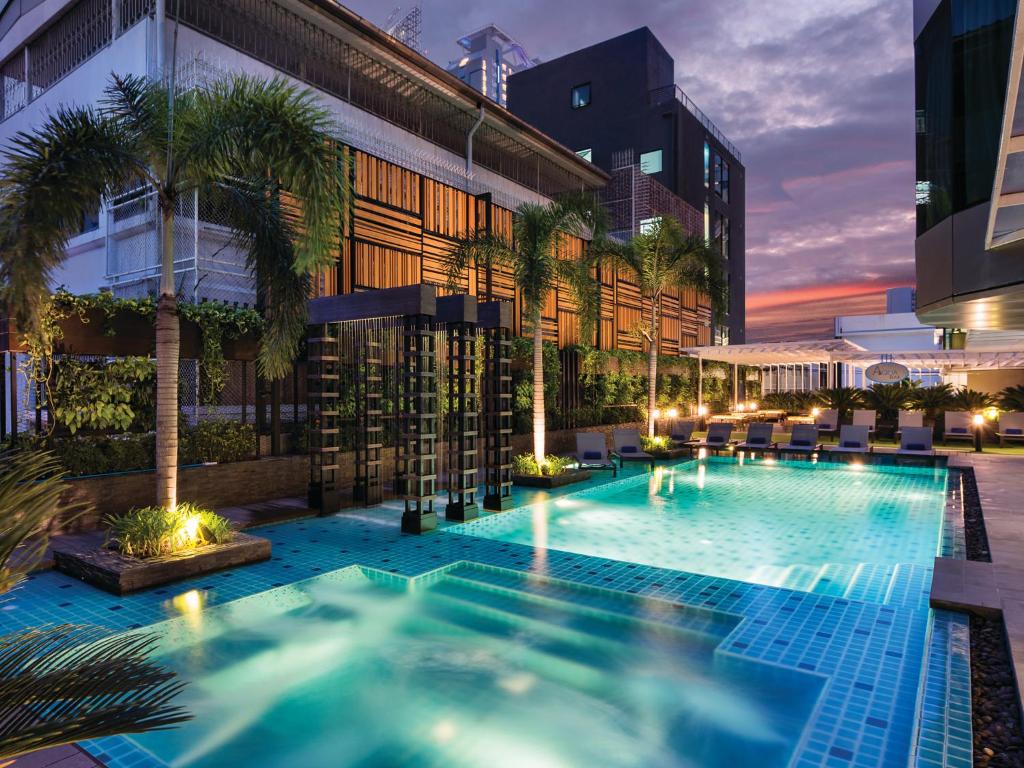 Bazén v ubytování Solitaire Bangkok Sukhumvit 11 nebo v jeho okolí