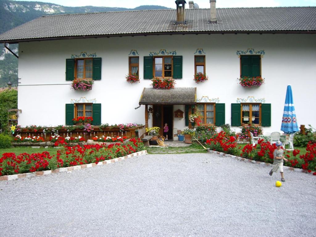 モルヴェーノにあるCasa Cristinaの赤い花の家