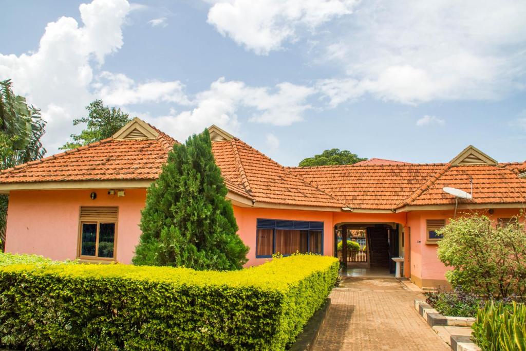 una casa con techo naranja y entrada en Wal Ville Suites en Gulu