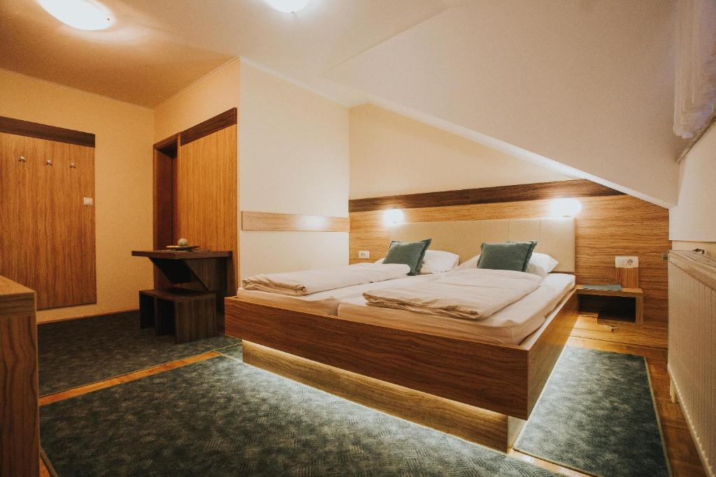 Postel nebo postele na pokoji v ubytování Gostisce Ulipi