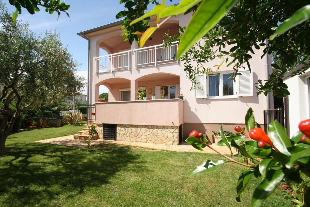 Villa con vistas a la casa en Apartment Impreza Vabriga, en Vabriga
