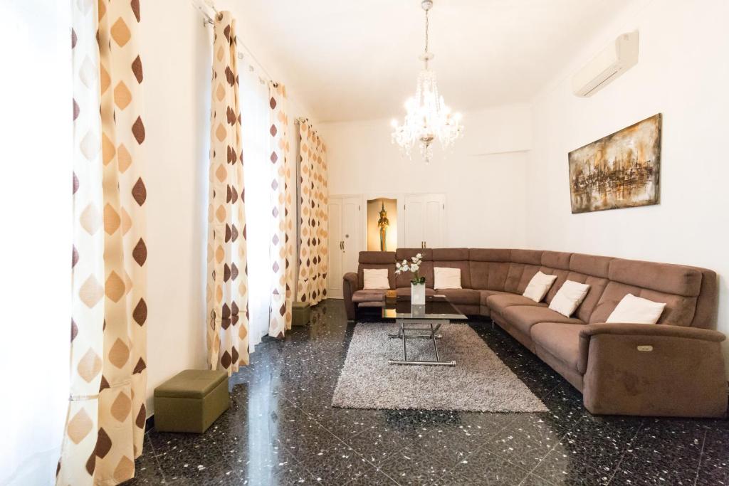 un salon avec un canapé et une table dans l'établissement Appartement du Thiers, à Nice