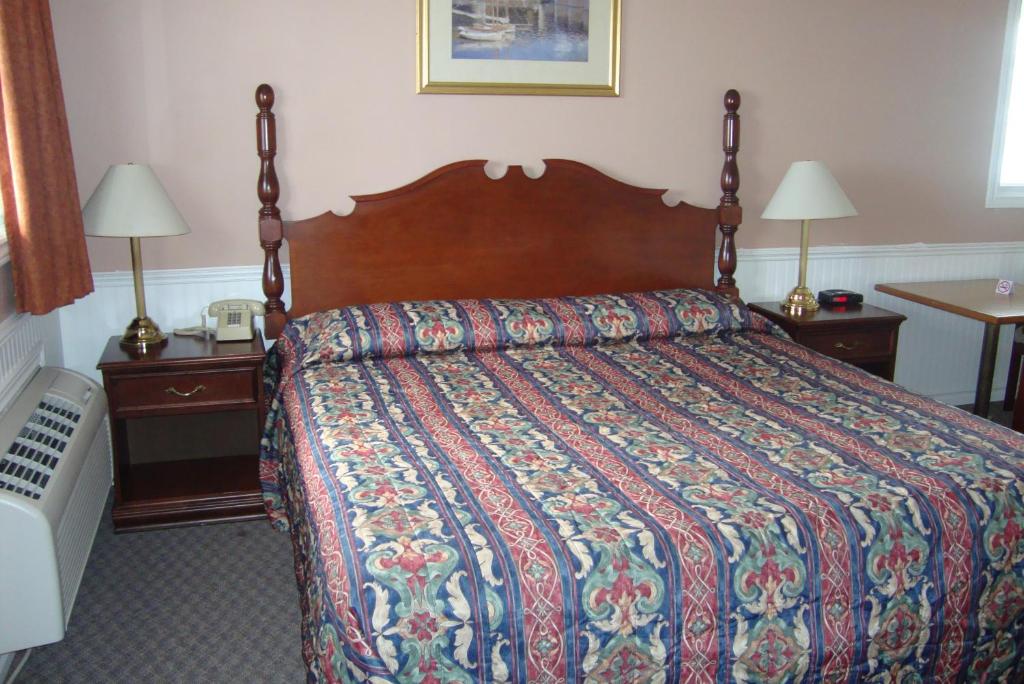 เตียงในห้องที่ Royal Napanee Inn
