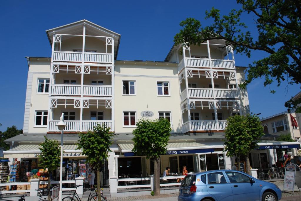 um edifício com um carro estacionado em frente em Villa Seerose - Appartement 03 em Ostseebad Sellin